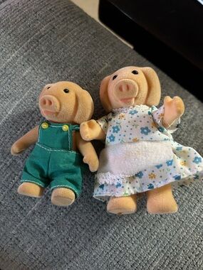 Source Unknown Plush Pig Family Figures with Green Overalls and Floral Dress